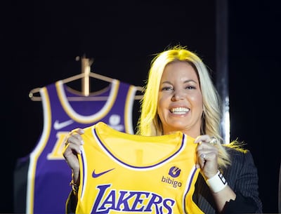 ¡Guerra en los Lakers! Jeanie Buss demanda a sus hermanos y denuncia maniobras “maquiavélicas”