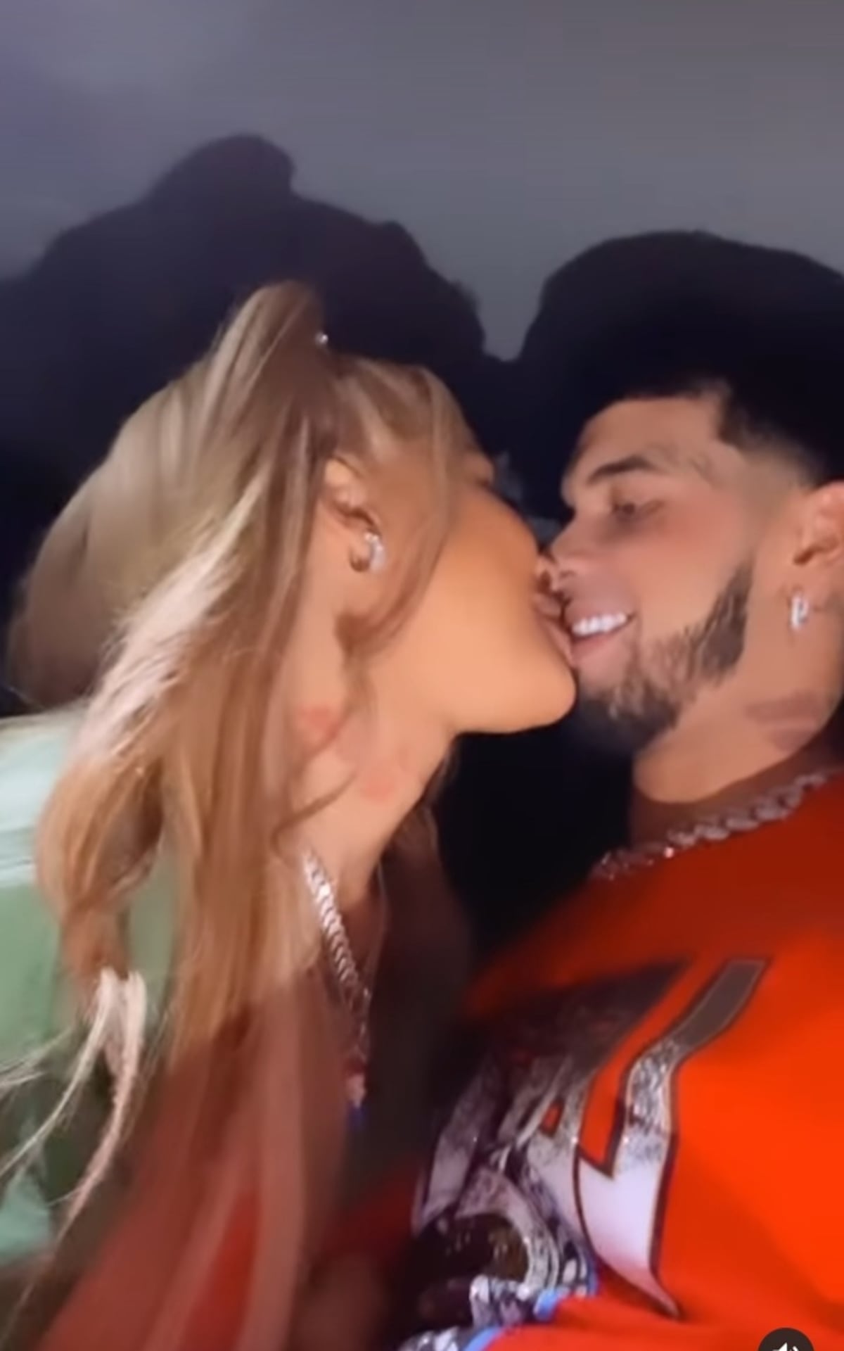 Viene la boda. Anuel le da anillo a Yailín, pero aún no se borra tatuaje de