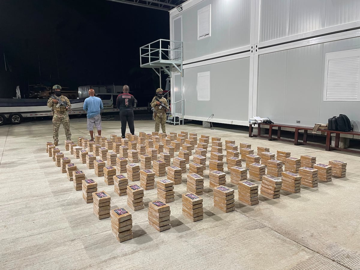 ¡La caleta estaba bajo sus pies! Encuentran 530 paquetes en una nave