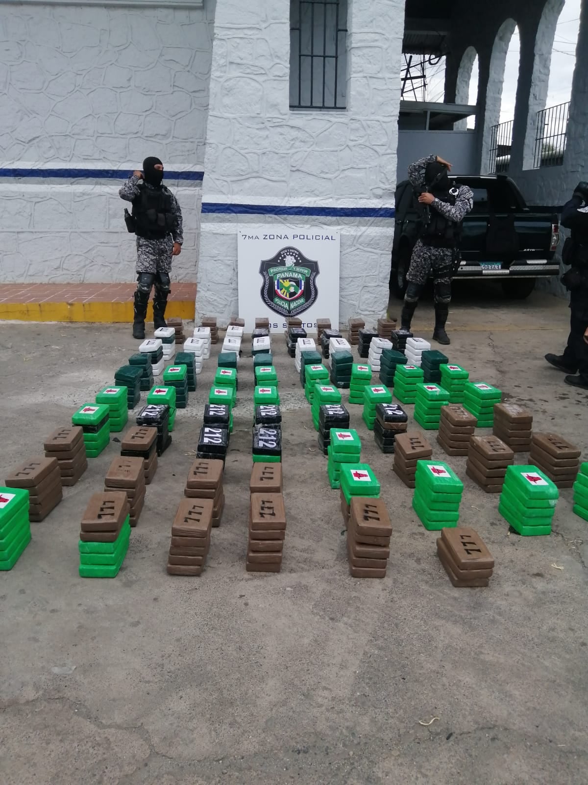 Decomisan varios paquetes de droga en la playa El Uverito de Las Tablas