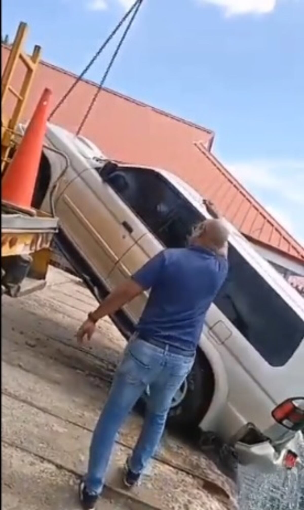 Conductor cae al agua con su auto y muere ahogado. Video