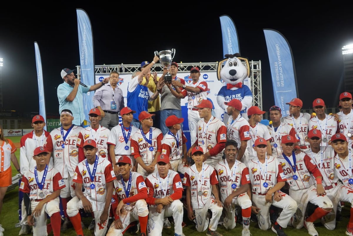 Herrera, campeón. ¡Qué berraquera! Bañan al manager y se embarraca. Les diremos por qué. Video