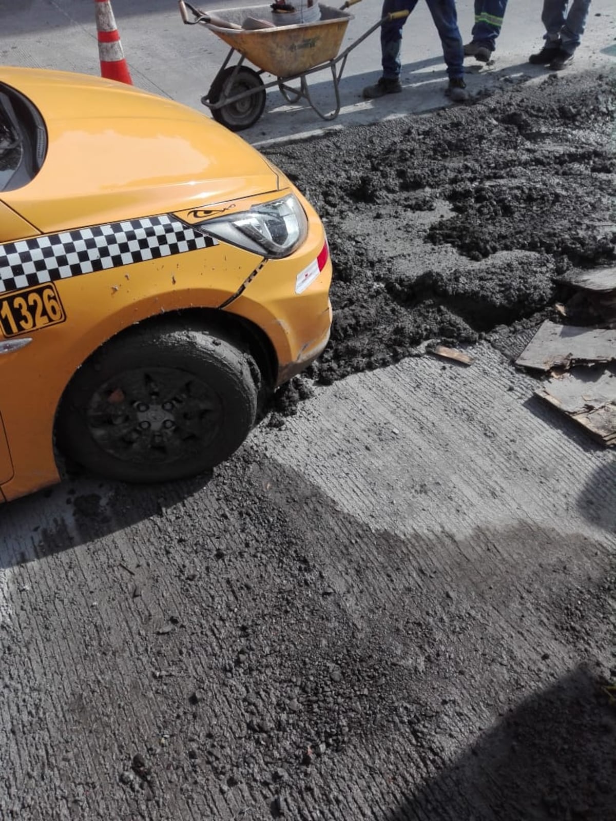 Policía motorizada y taxista quedan atascados en concreto en la Transístmica. Fotos