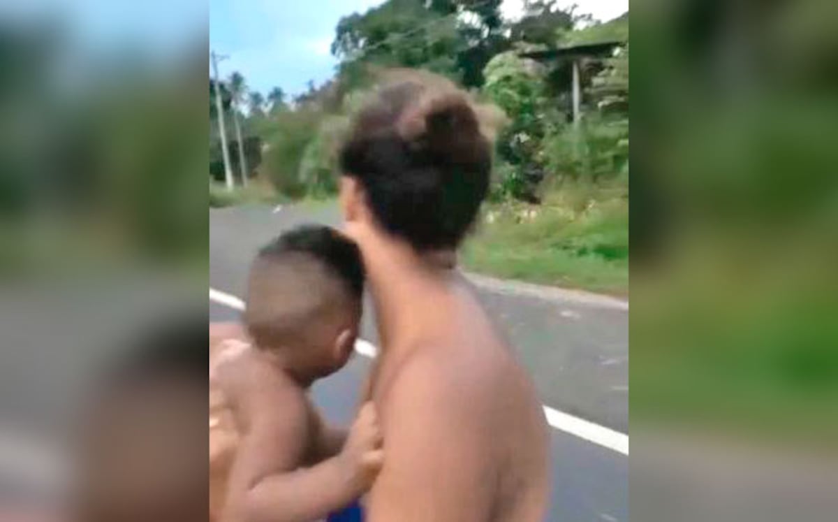 Esto es lo que hacía la mamá cuando el bebé se escapó y quedó en la carretera