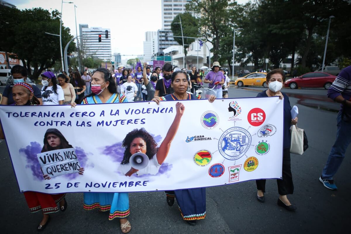 ‘Me decías te amo mientras me matabas’. Mujeres marcharon por un alto a la violencia y por las que han asesinado. Video