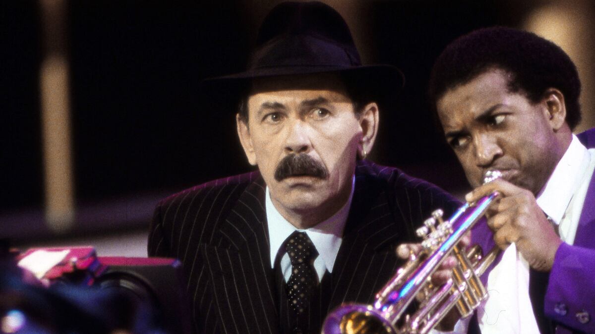 Descubre cómo Scatman John convirtió la adversidad de su tartamudez en arte y dejó un legado imborrable en la industria musical