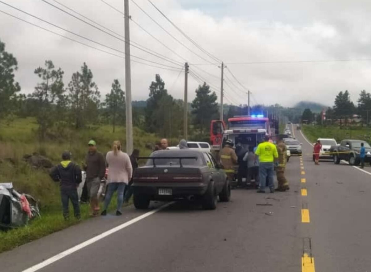 Camión y sedán colisionan y se vuelcan, dejando un muerto y 4 heridos