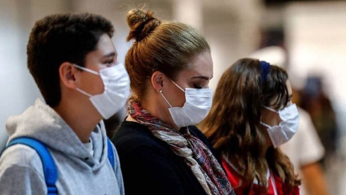 Carolina Herrera fabrica en España mascarillas y batas contra el coronavirus