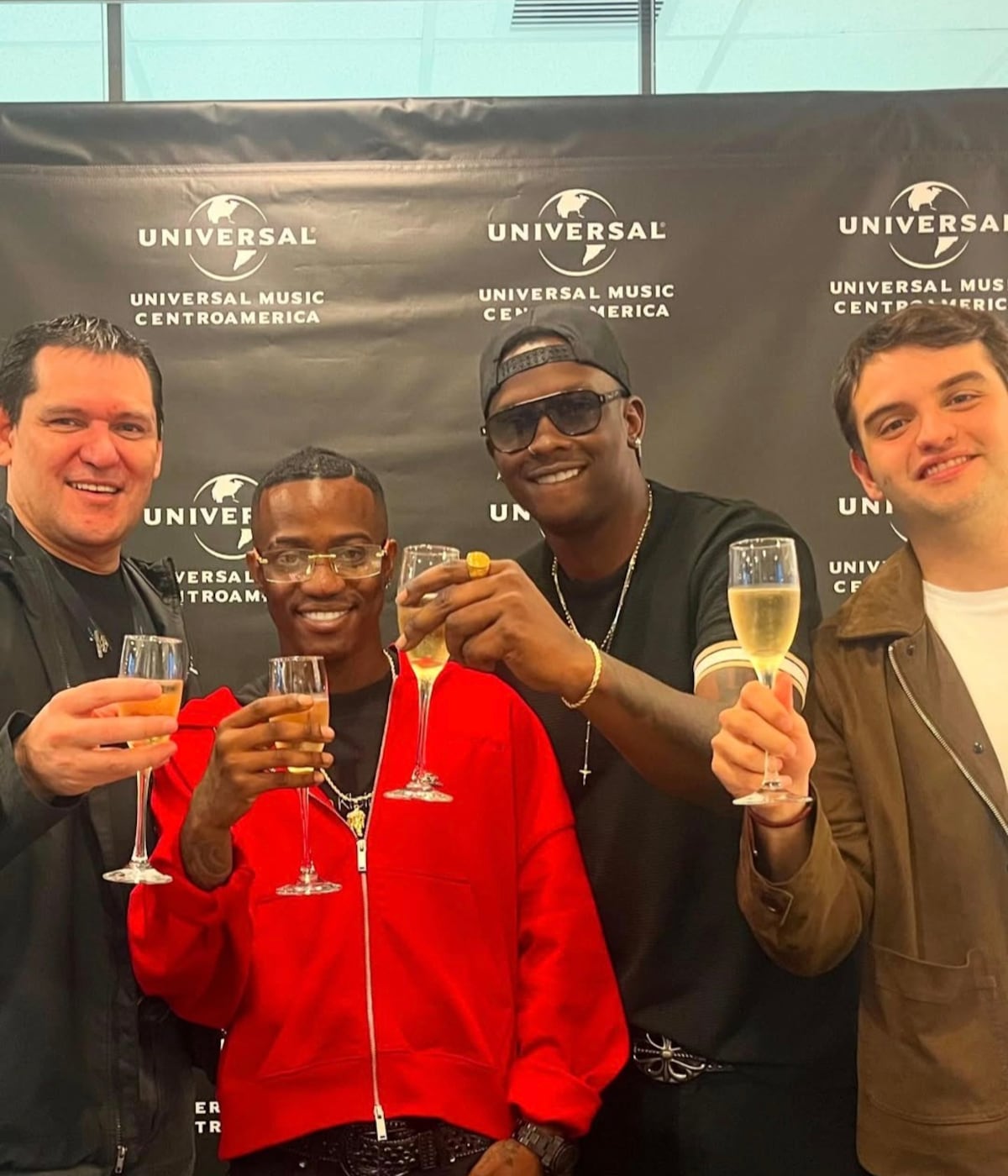 ¡Gloria a Dios! El Barbel firma con Universal Music Centroamérica tras meses de polémicas y procesos legales: ‘Sueños millonarios’