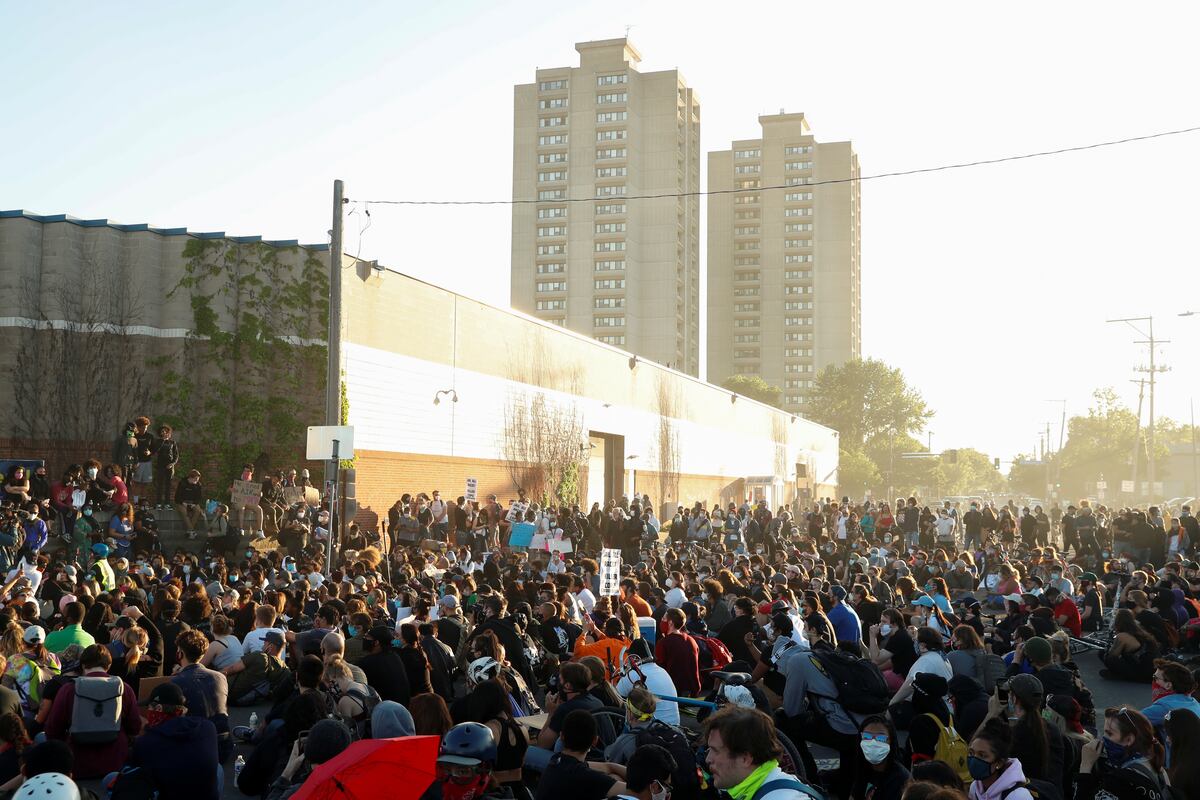 Fuego abierto. Manifestaciones por la muerte de George Floyd se llenan de violencia