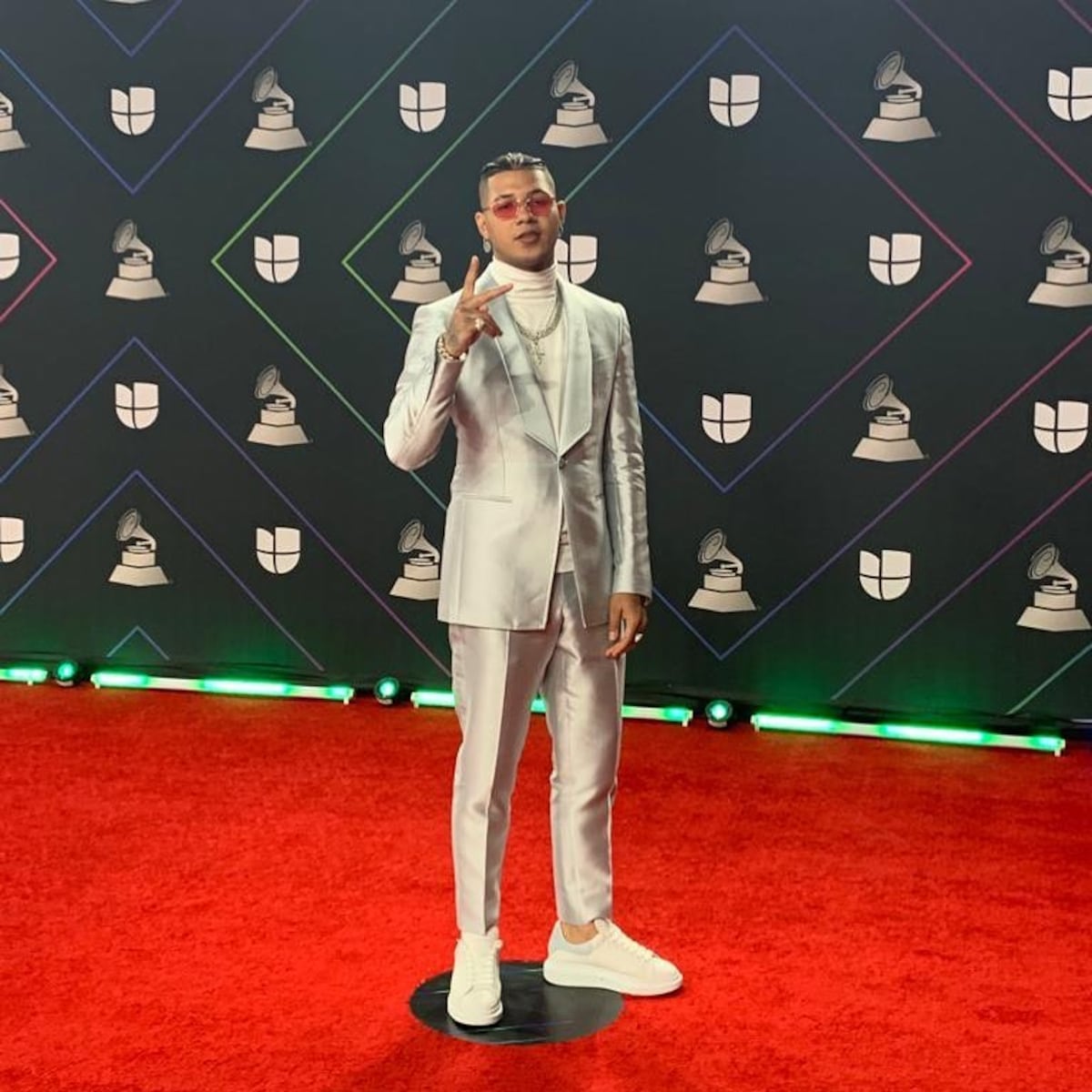 ‘Mamá, mira, llegué a los Latin Grammy’. El Boza se lució con su presentación y con su ‘look’. Video