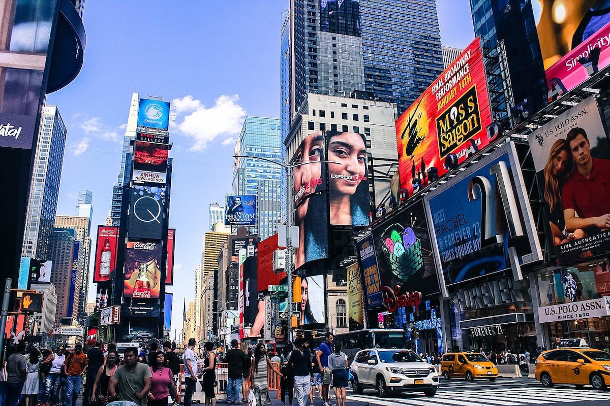 ¡Terror en Times Square! Mujer apuñala a dos personas y muere abatida por la Policía
