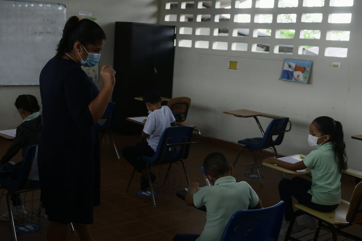 Maestros y alumnos de la escuela San Juan Pablo II en Gonzalillo, celebran el regreso a clases