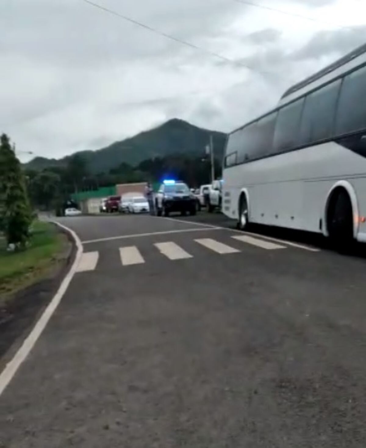 Sorprenden a más de 60 bañándose en El Chorro de Olá, pese a prohibición sanitaria. Iban hasta en buses. Video