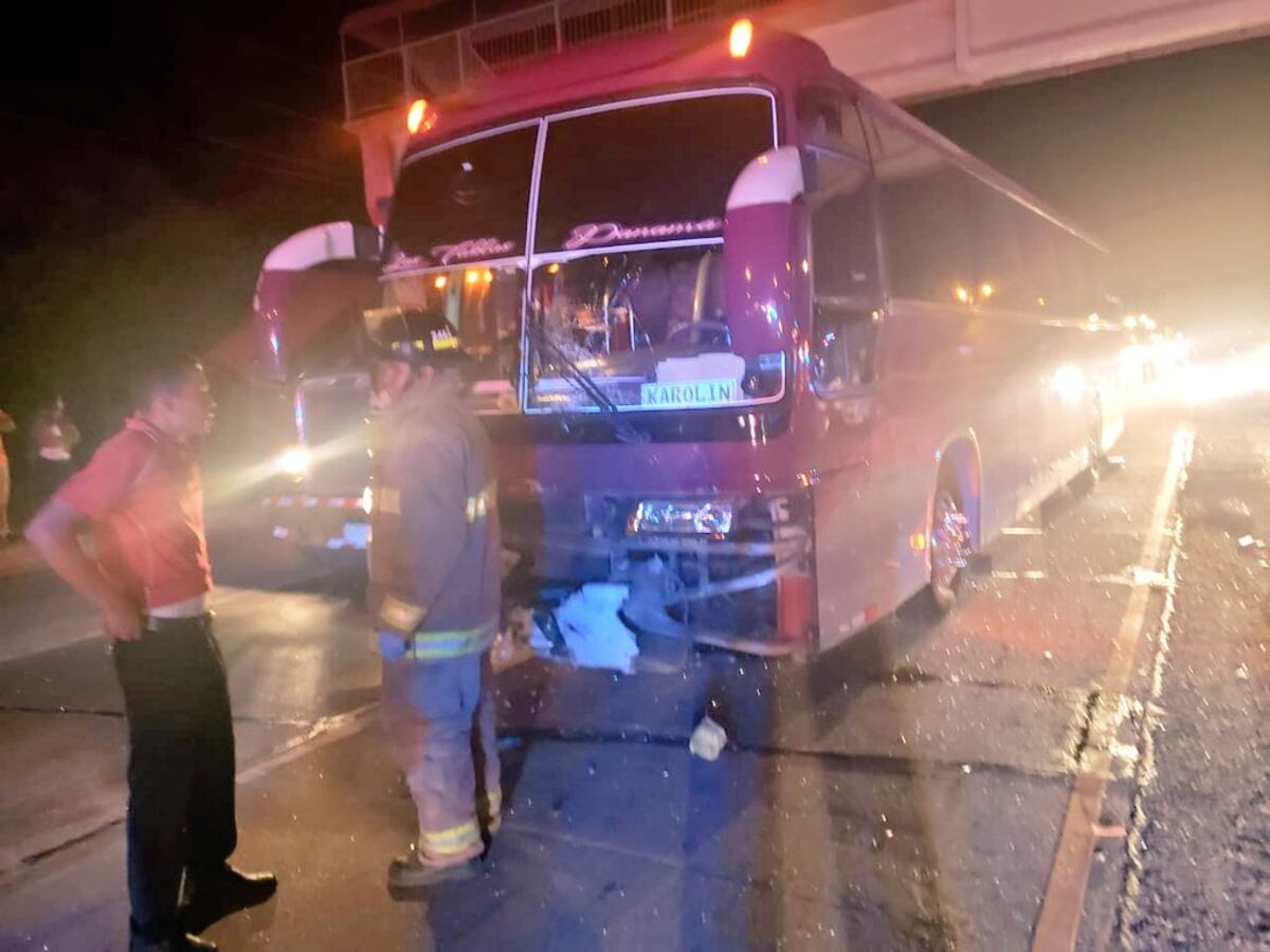 Bus de transporte de Las Tablas se estrella con auto sedán. Hay heridos. Video