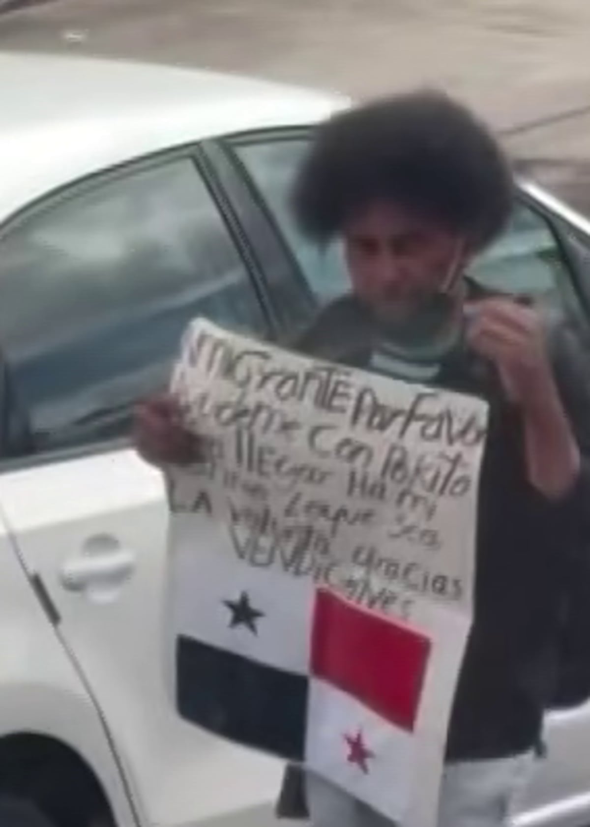 VÍDEO | Con la bandera de Panamá en México, Rosario Grajales pide ayuda para identificar a un hombre que vio pidiendo dinero