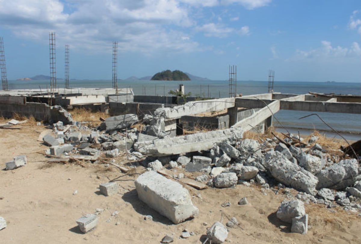 Alcaldesa Peñalba ordena derribar construcciones ilegales y recupera espacios invadidos en la playa de Veracruz 