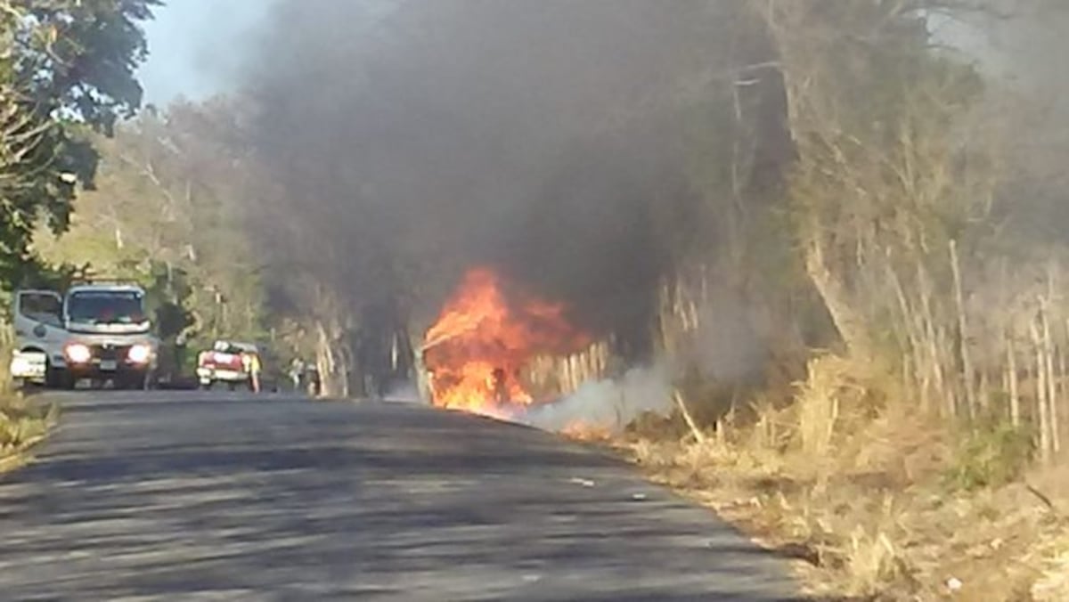 Tragedia. Auto se incendia en Parita. Un hombre queda atrapado. Video