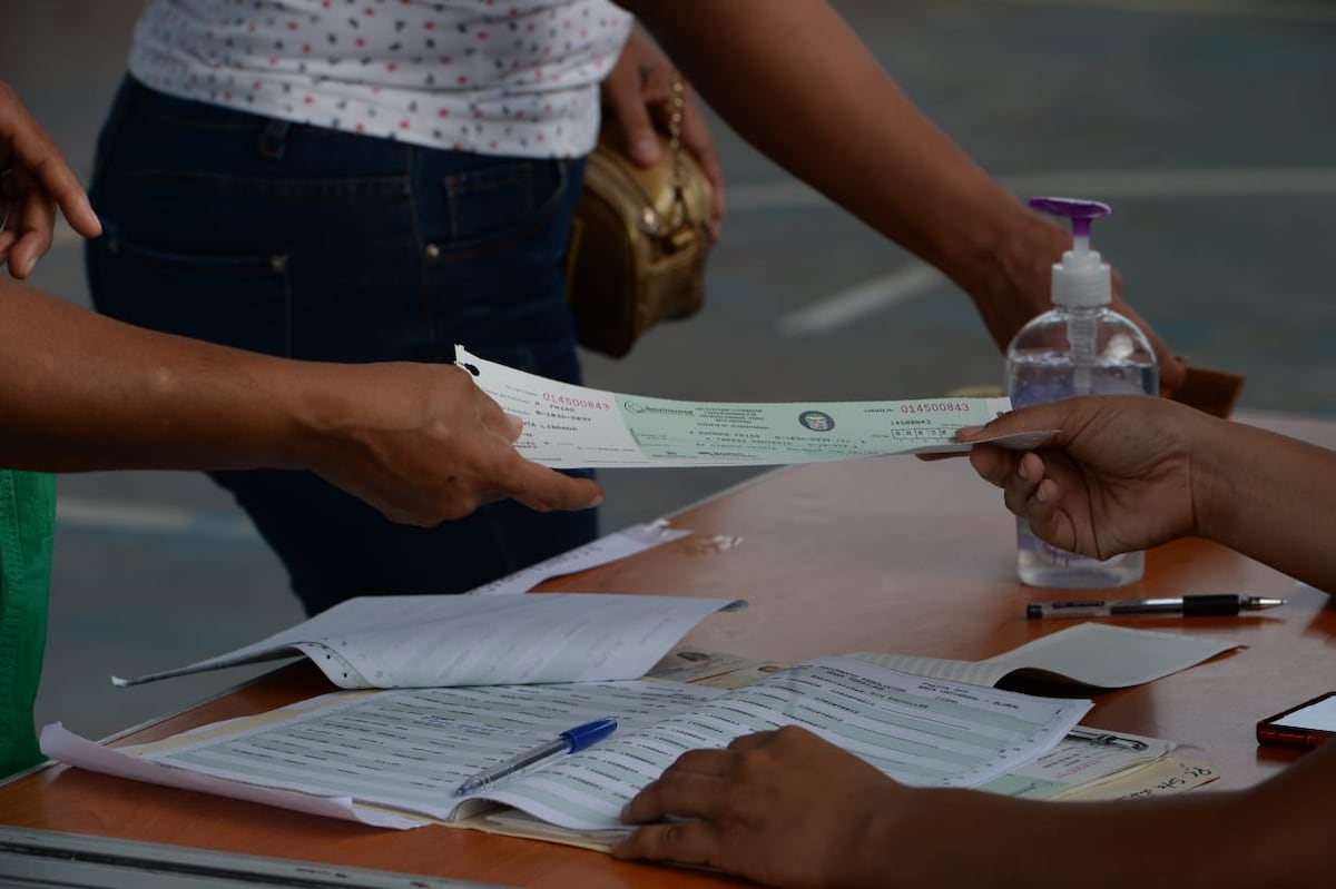 Conoce los requisitos para retirar la beca de estudiantes que cobran por cheque