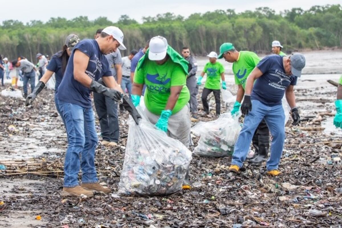 Privados de libertad limpian playas en Juan Díaz