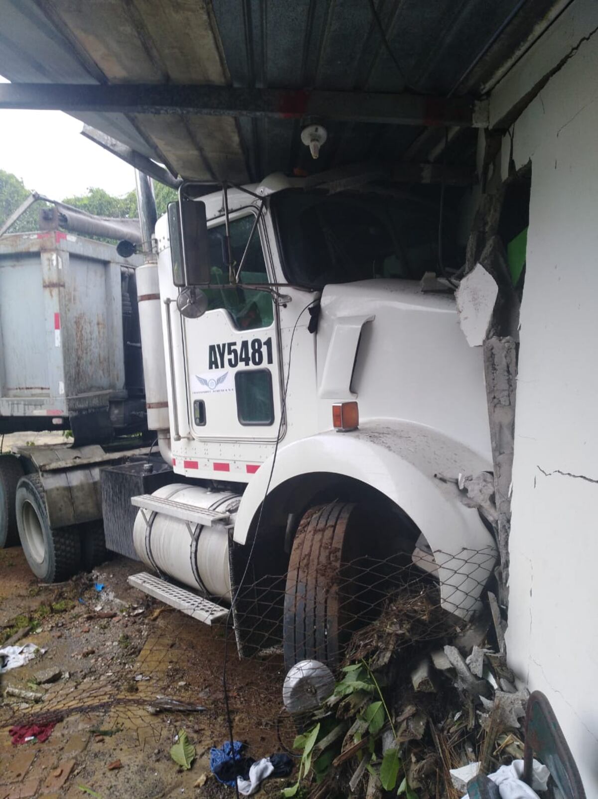 Camión articulado choca contra una casa. Hay heridos