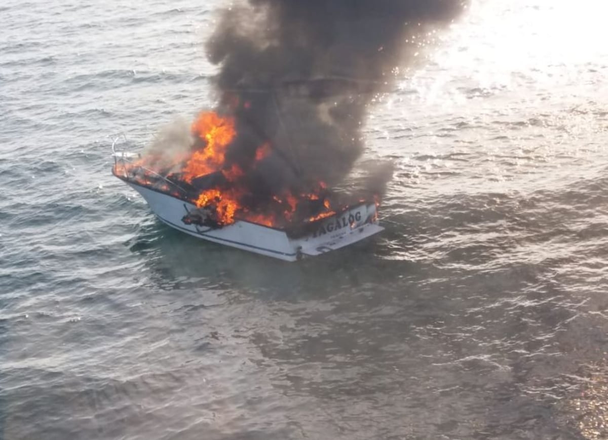 Se vuelve viral joven que no soltó termo en incendio del yate en Isla Flamenco| Video