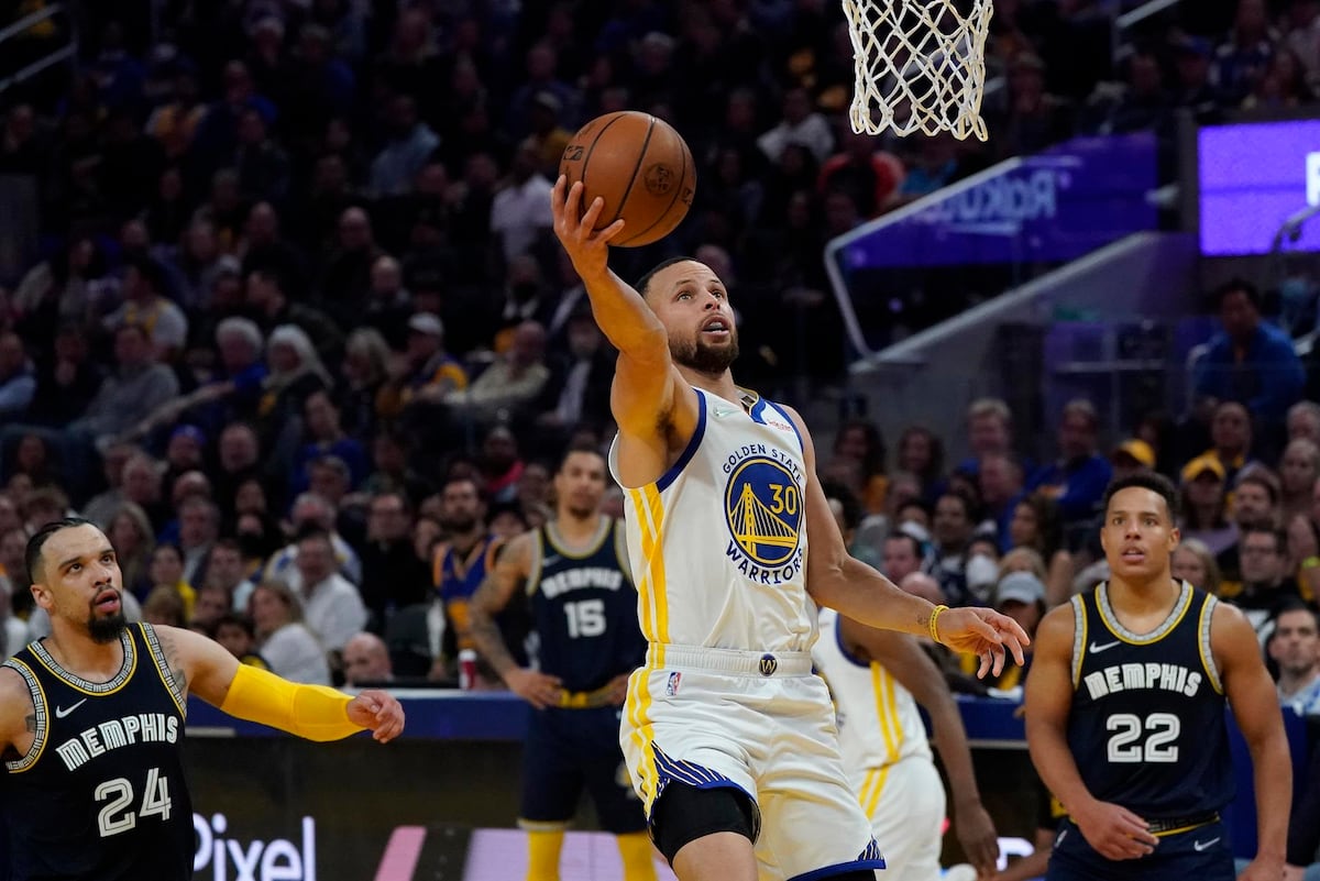 Noche histórica. Curry levanta a los Warriors y es el único con 500 triples en ‘playoffs’