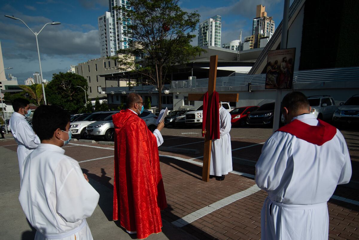 Este Viernes Santo los feligreses pudieron ver y escuchar el  Vía Crucis sin bajarse de sus vehículos