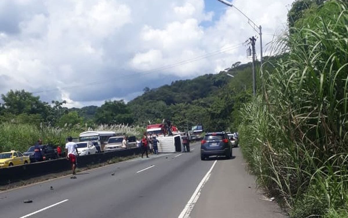 Bus pirata se vuelca y deja 10 heridos en Howard +Video