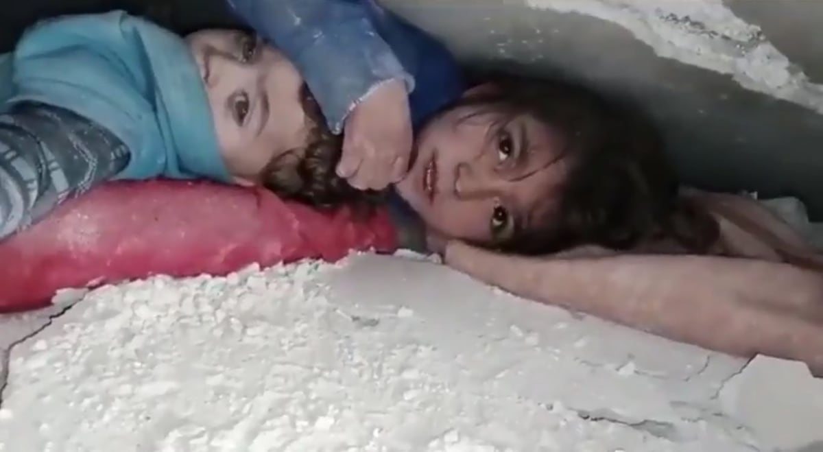 ‘Si nos salvas, seré tu esclava toda la vida’, dice una niña a un rescatista en Siria. Video