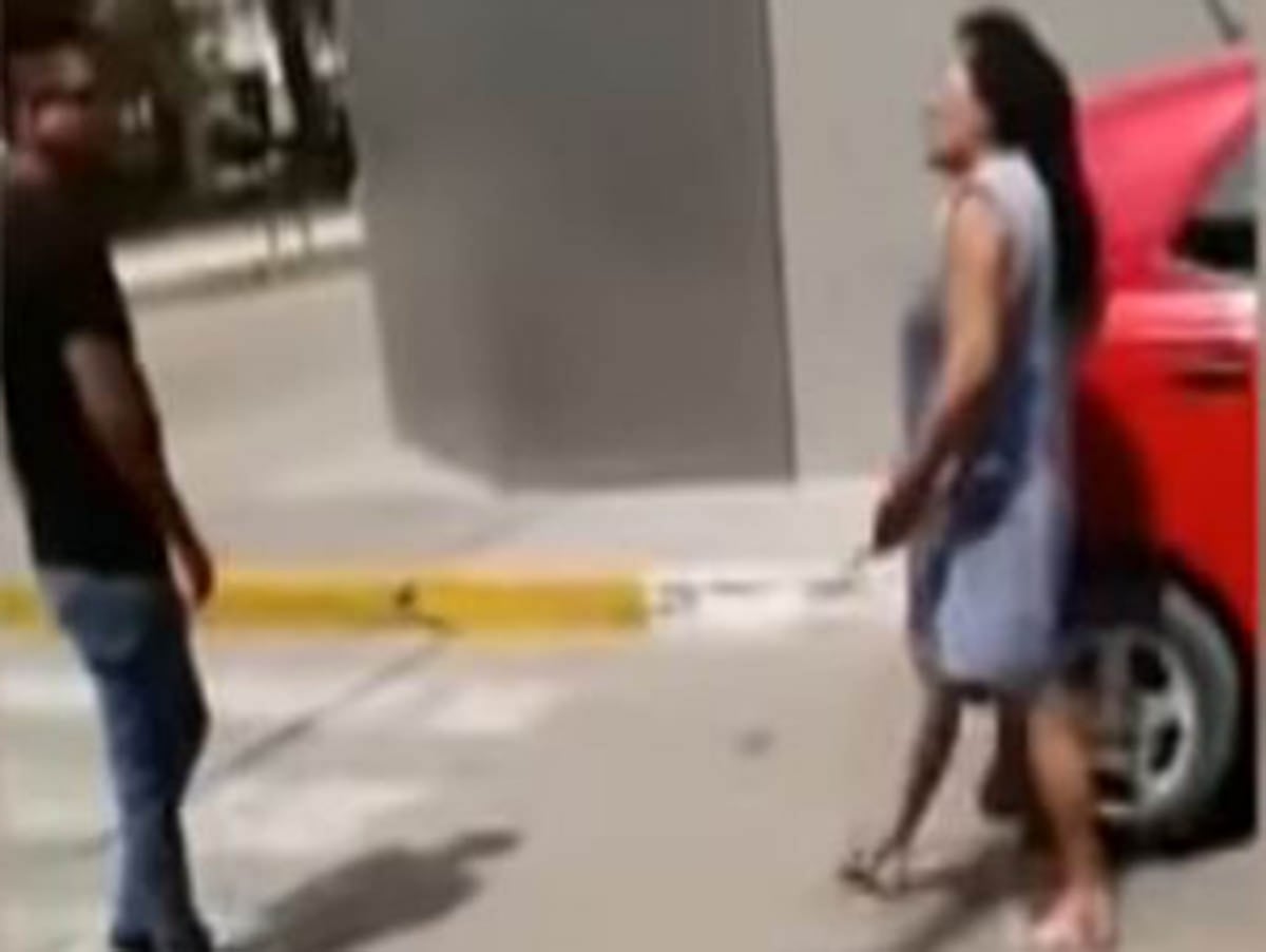 Mamá cacha a su hijo engañando a su esposa y así lo castigó. Video