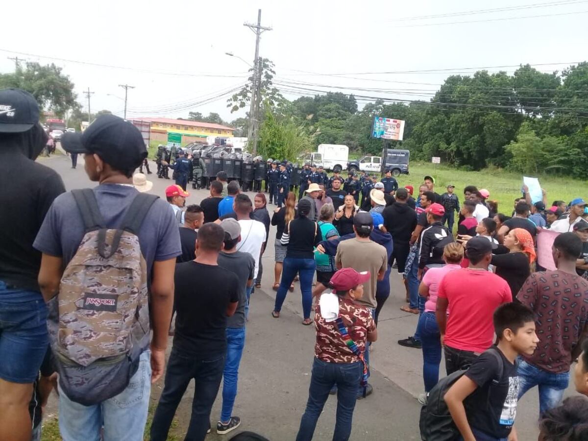 ¡Exigen se les devuelva las tierras! Invasores protestan y cierran la vía en Chepo