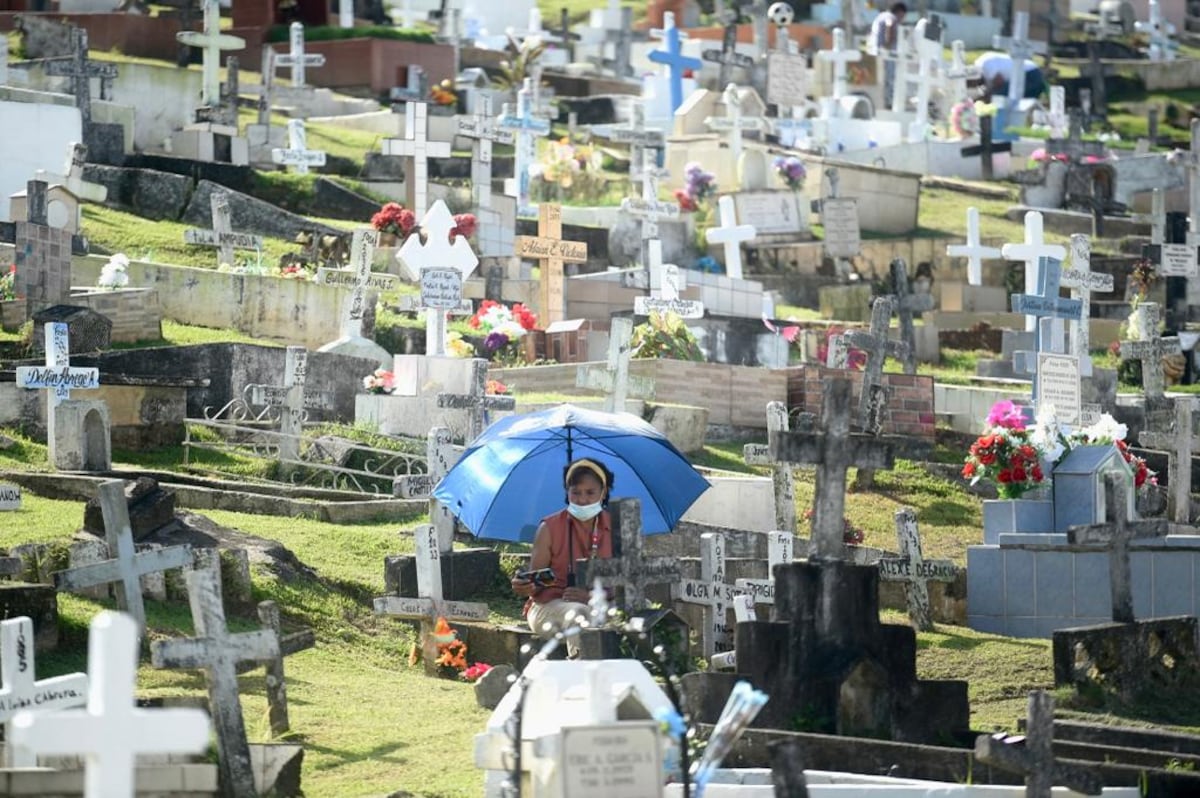 A muchos les tocó visitar a su madre en su última morada. Video