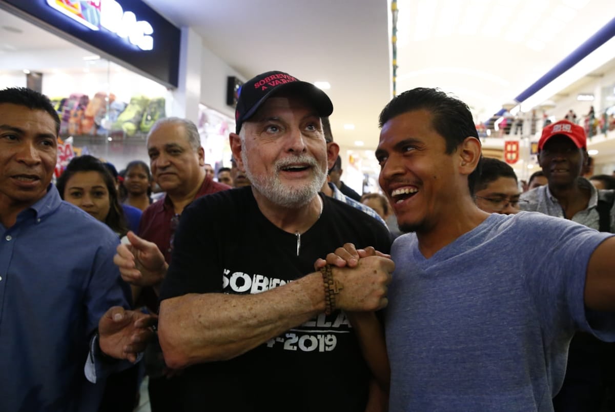 Se formó la locura. Martinelli recorre los mall cual estrella de cine. Y reitera que le meterá su puñete a Varela. Video