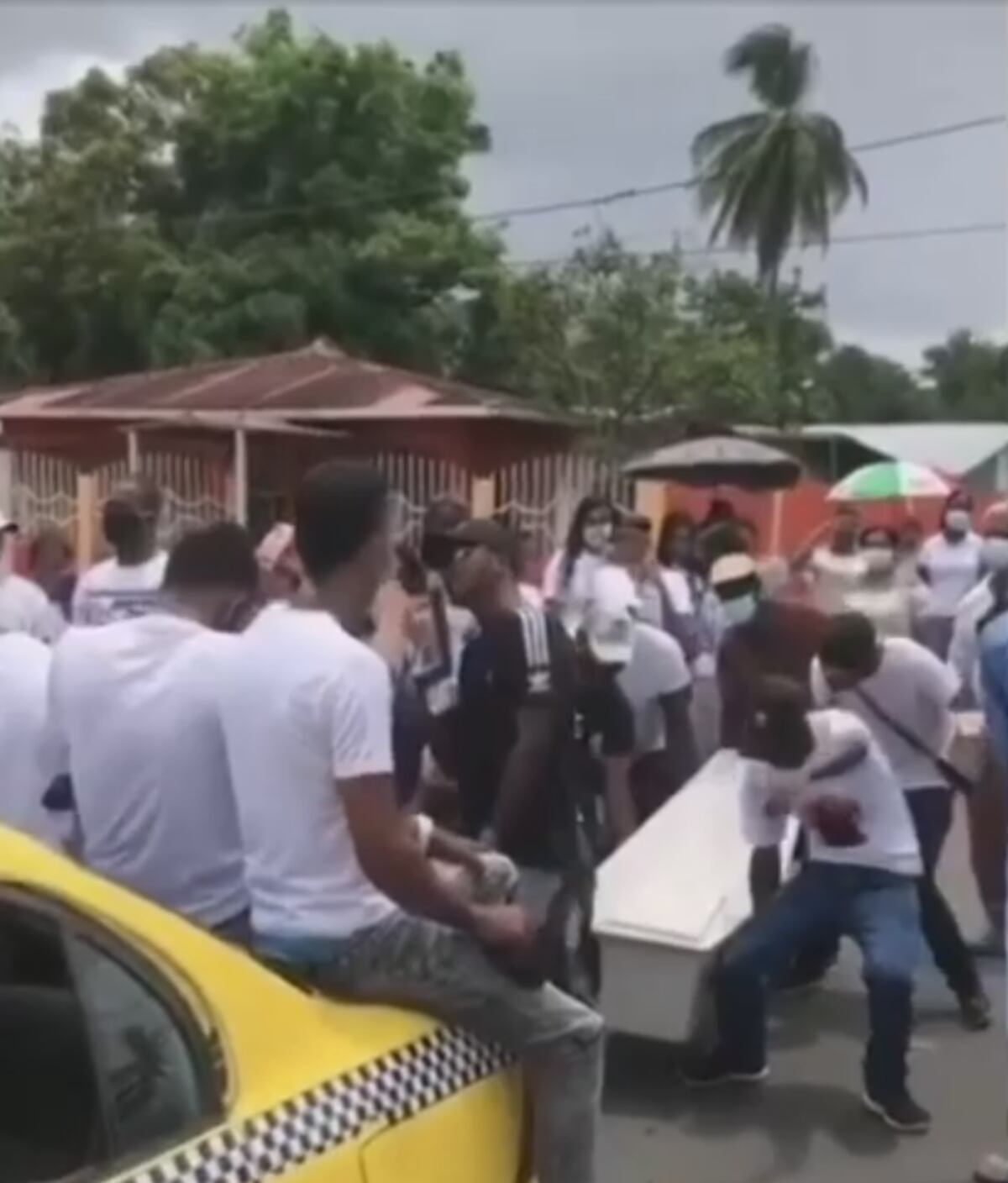 Pacora tuvo su funeral al estilo de los cargadores de féretros de Ghana. Violaron las normas establecidas por las autoridades de salud. Video