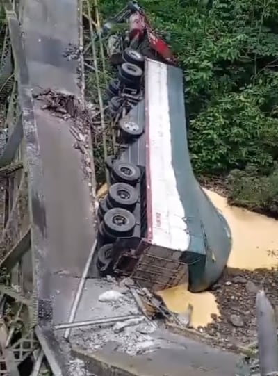 Puente de más de 100 años colapsa cuando camión cargado de maíz cruzaba en Capira