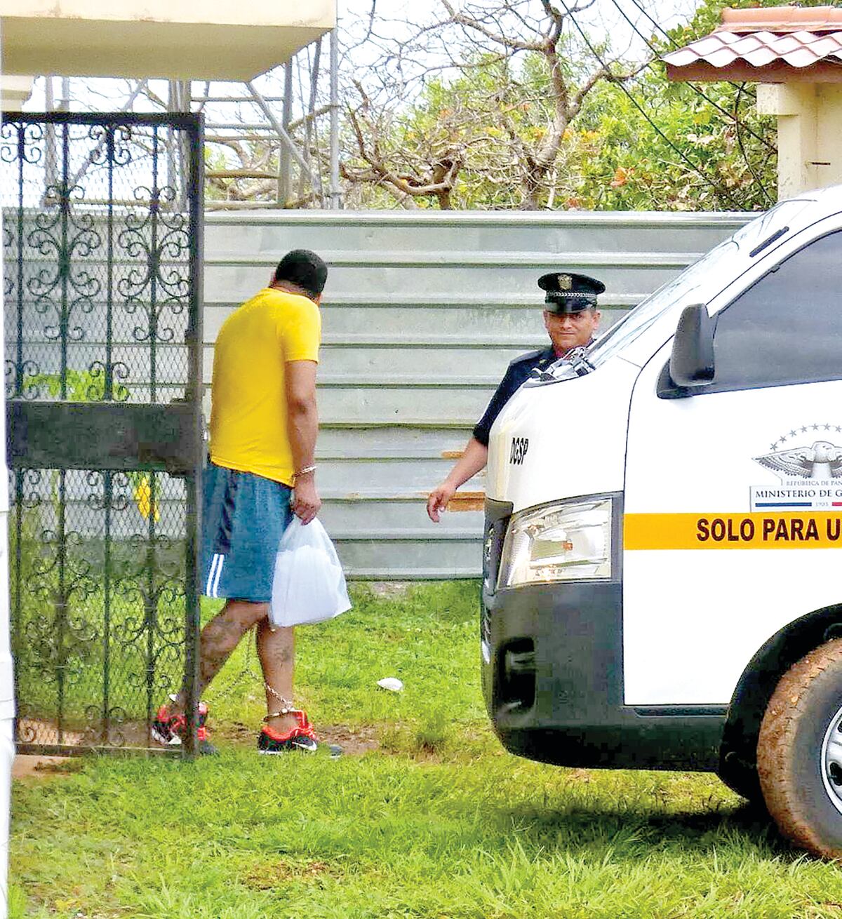 La menor viajaba en el auto con sus padres y recibió un tiro en la cabeza 