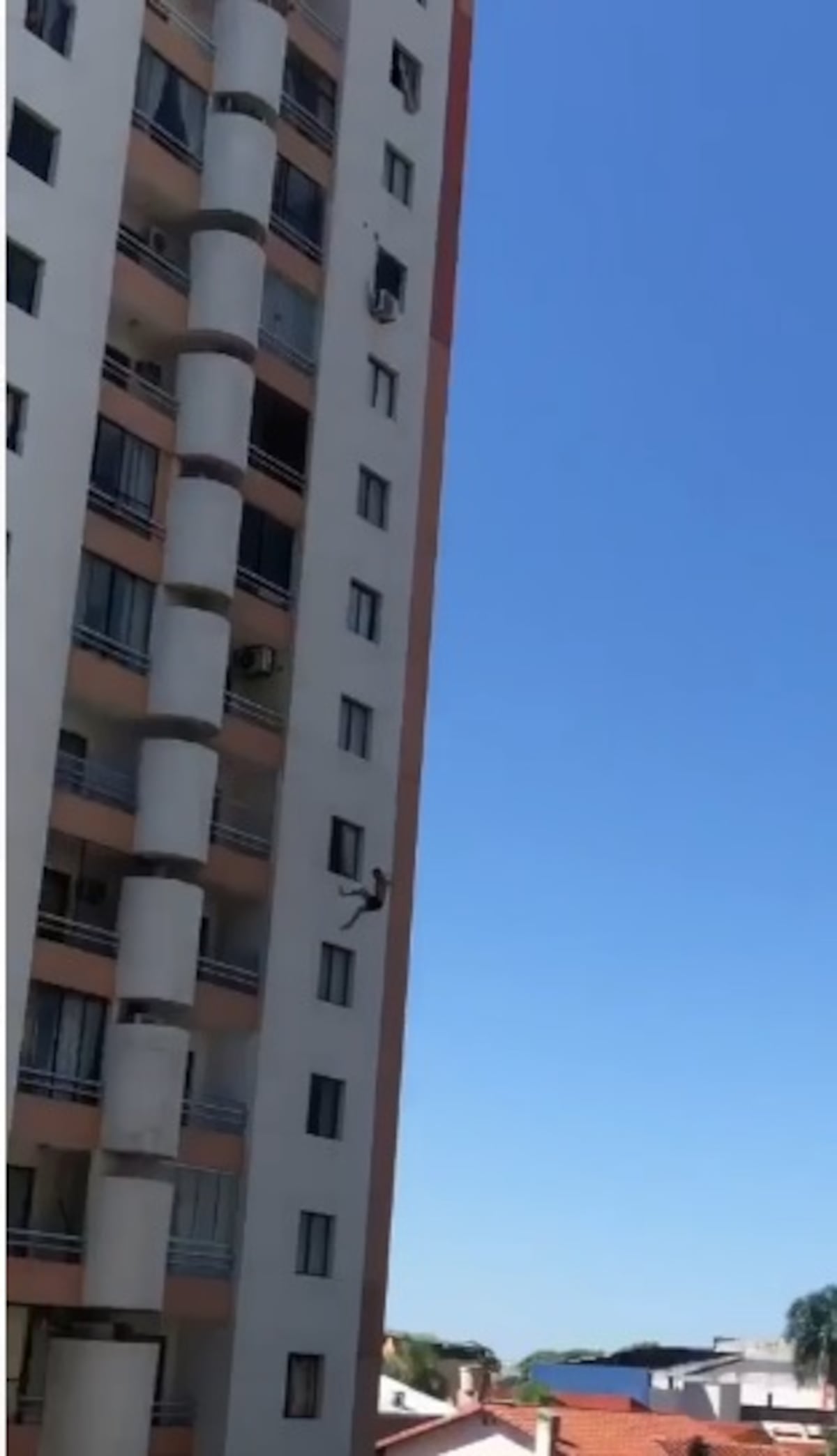 Pareja de Calle 7 discute y ambos caen del piso 12 de un edificio. Pierden la vida. Video