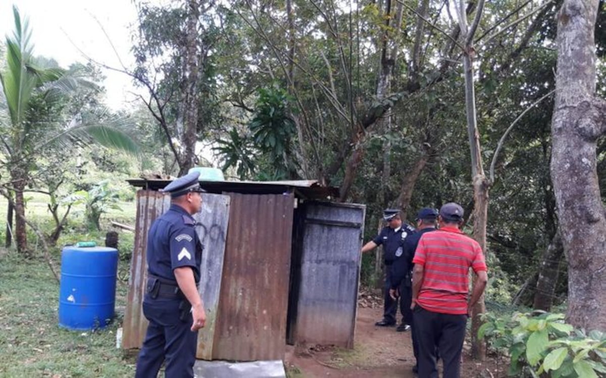 ¡DESALMADA! Menor tira a su hijo recién nacido a letrina y luego le lanza piedra