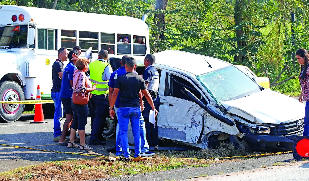 En la escena del accidente los familiares decían que el joven había sido asesinado porque estaba en ropa interior 