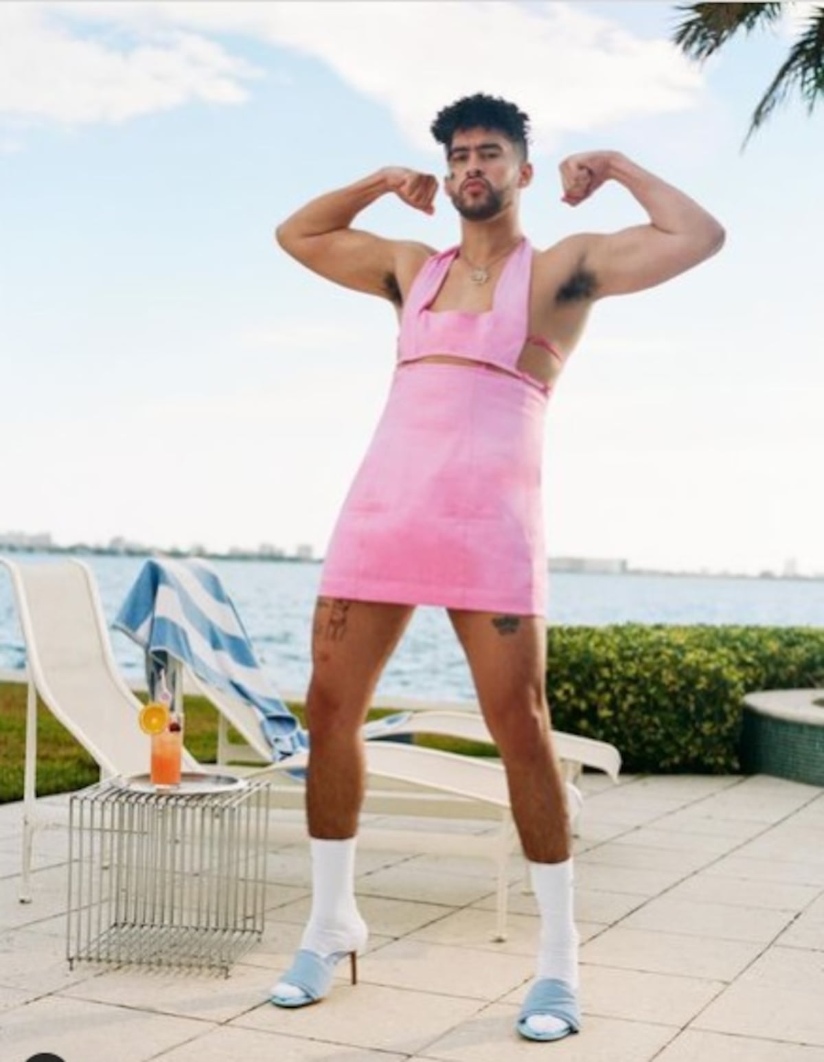 Bad Bunny usa vestido rosado barbie con tacones y llueven las críticas