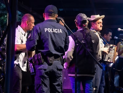 No hubo ‘Mogollón’. Policía interrumpe baile de Fello Escudero en plena madrugada del Festival de la Mejorana +VIDEO 