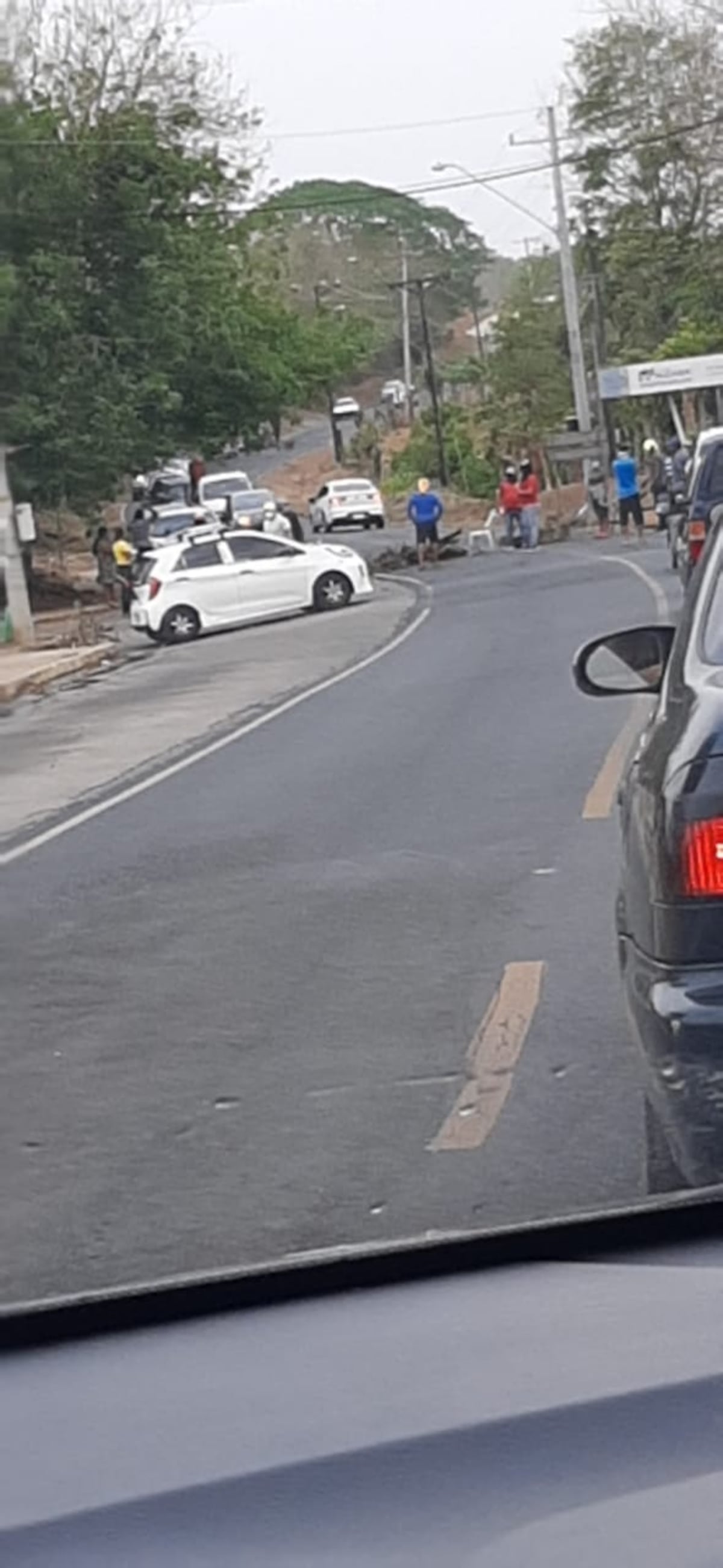 Moradores de Puerto Caimito cierran la calle exigiendo los bonos y bolsa de comida. Chequea el cronograma de Panamá Oeste.