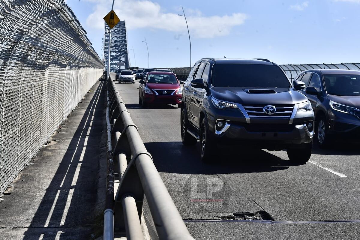 Trabajos de parcheo sobre el puente de las Américas