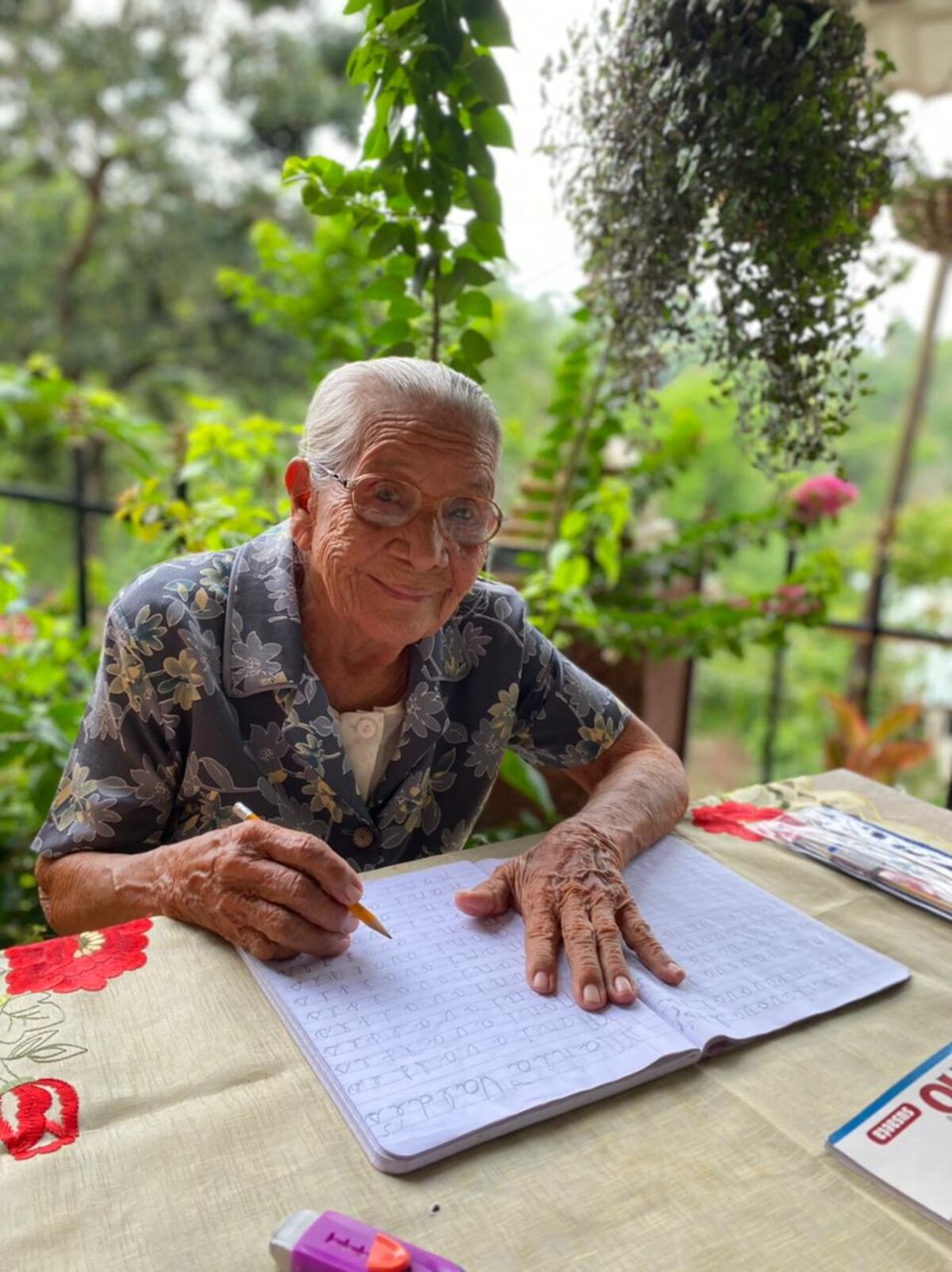 Todo un ejemplo. Abuelita de 88 años en Bayano está aprendiendo a leer y escribir