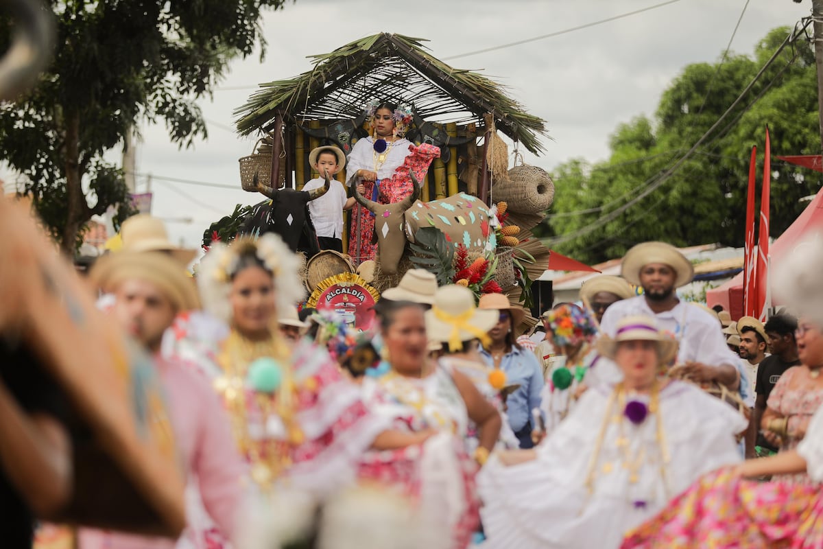 Más de 60 delegaciones llenan de folclore las calles de Antón en el Festival del Toro Guapo