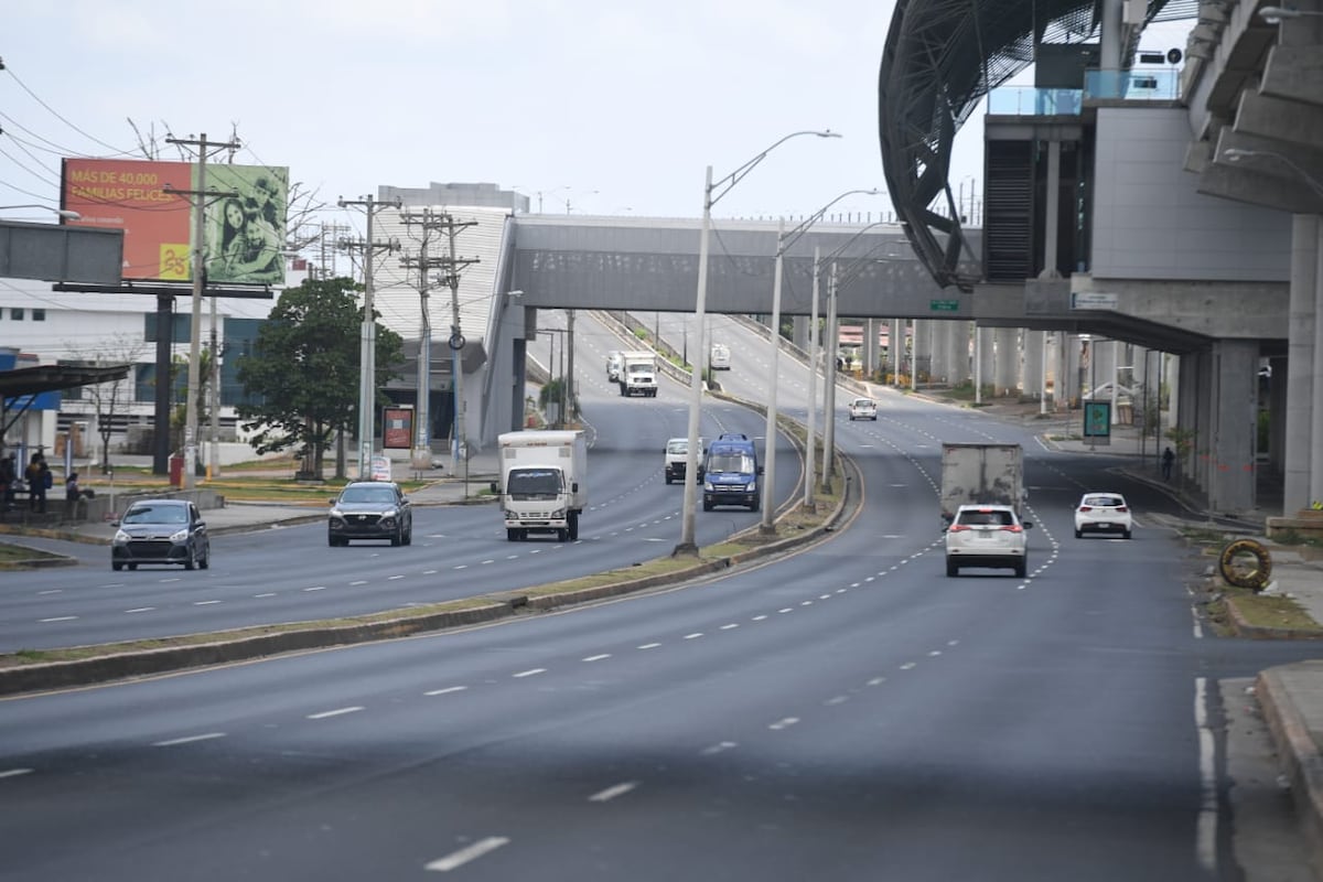 Muchos carros circulando este sábado de cuarentena absoluta