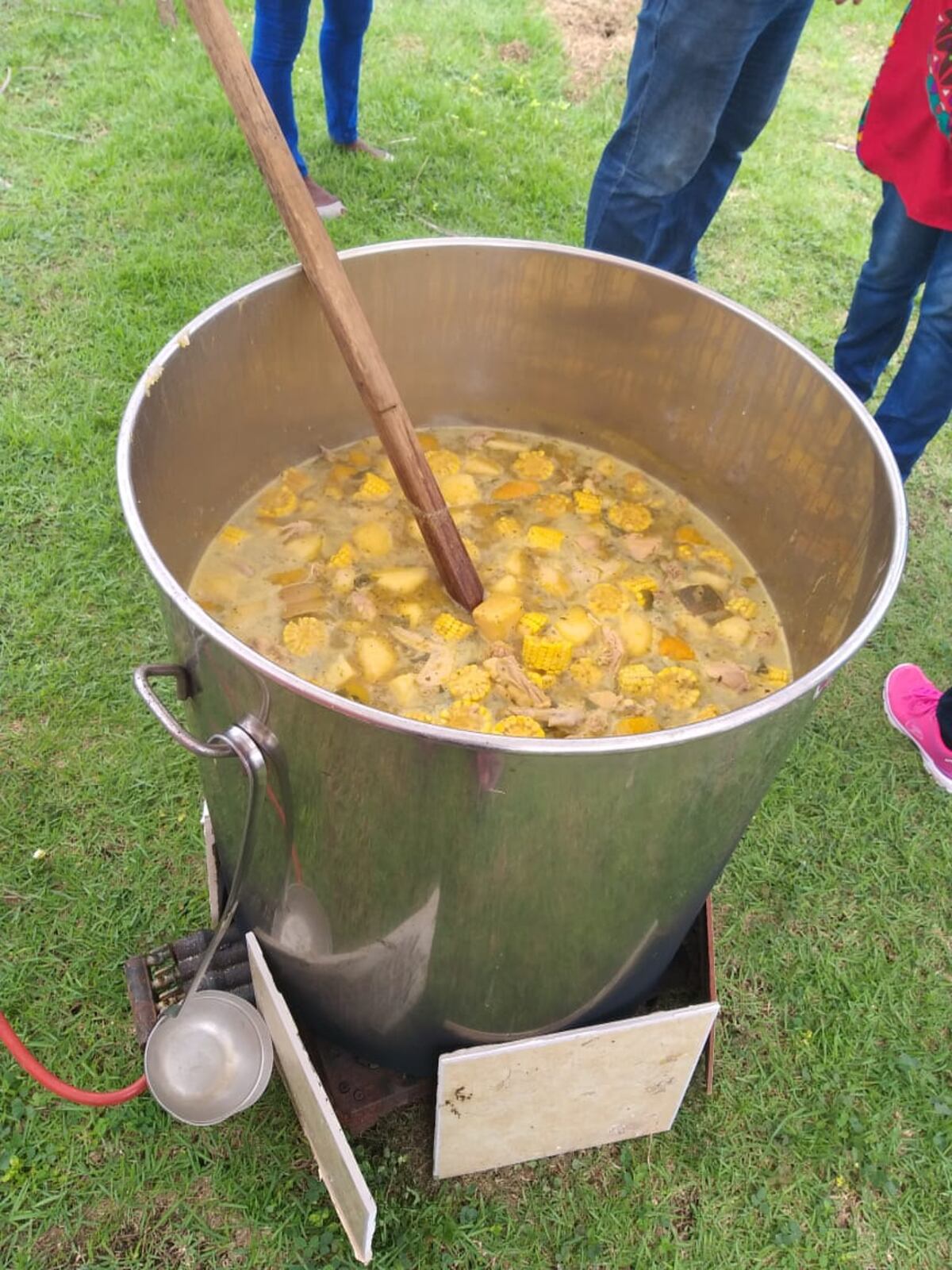 El ‘Sopón’ llegó a Cumbre Azul. Reparten 400 sopas gratis. Conoce a la comunidad que es solidaria con sus vecinos