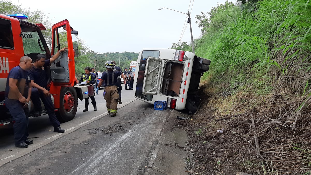 Por evitar colisionar con un auto que se tiró. Se vuelca busito de la ruta Panamá- Hato Montaña. Video. 