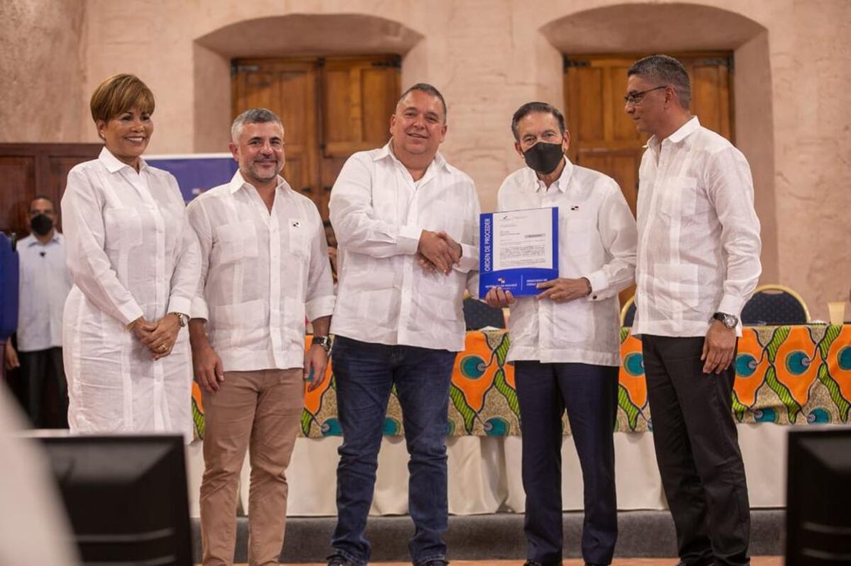 Gobierno entrega orden de proceder para rehabilitar 135 calles en la ciudad de Colón